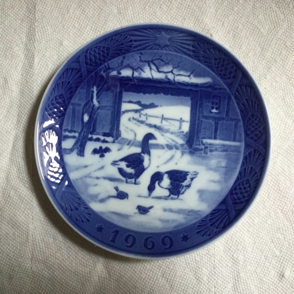 Royal Copenhagen Christmas Collectors Plate 1969 In the Old Farmyard